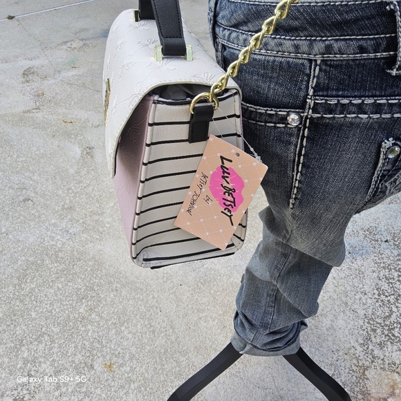 BETSEY JOHNSON WHITE/PINK EMBOSSED BOWS SQUARE LUV BETSEY CROSSBODY - Picture 2 of 5